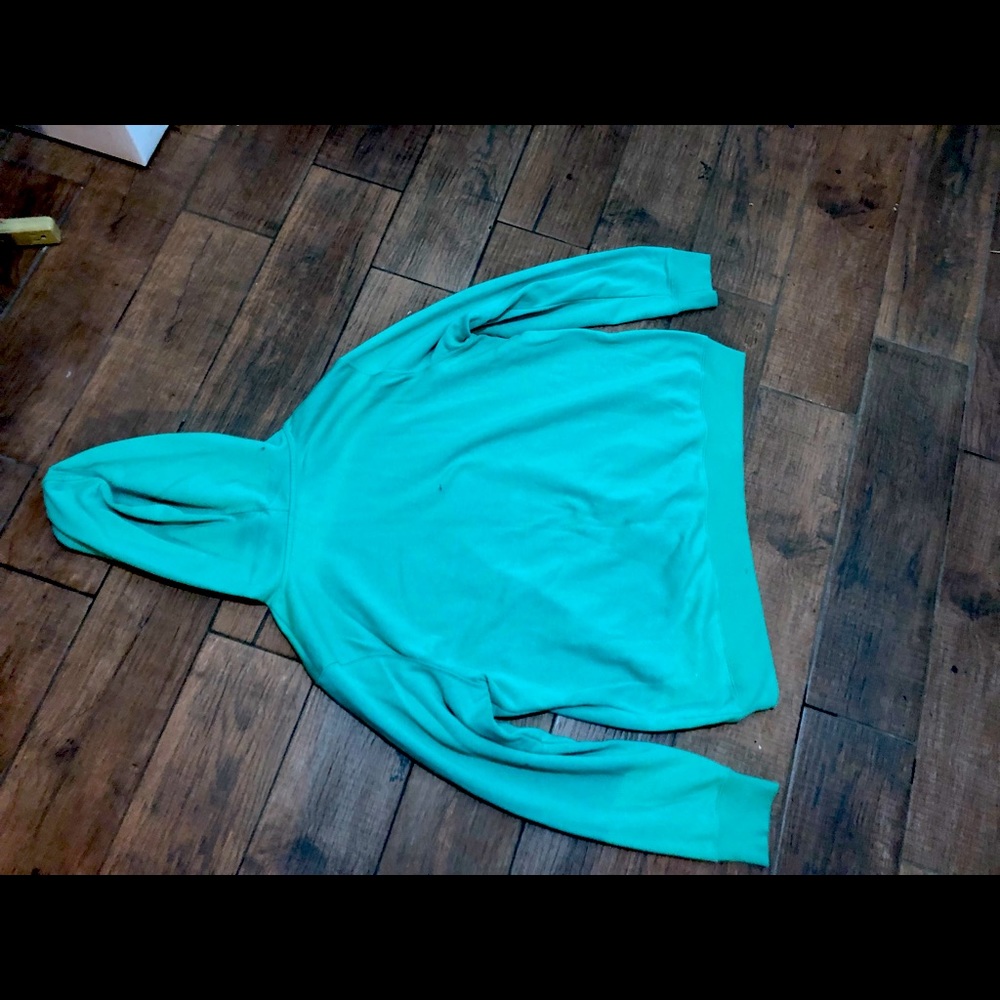 I am selling a old navy sweater the color of it is mint green